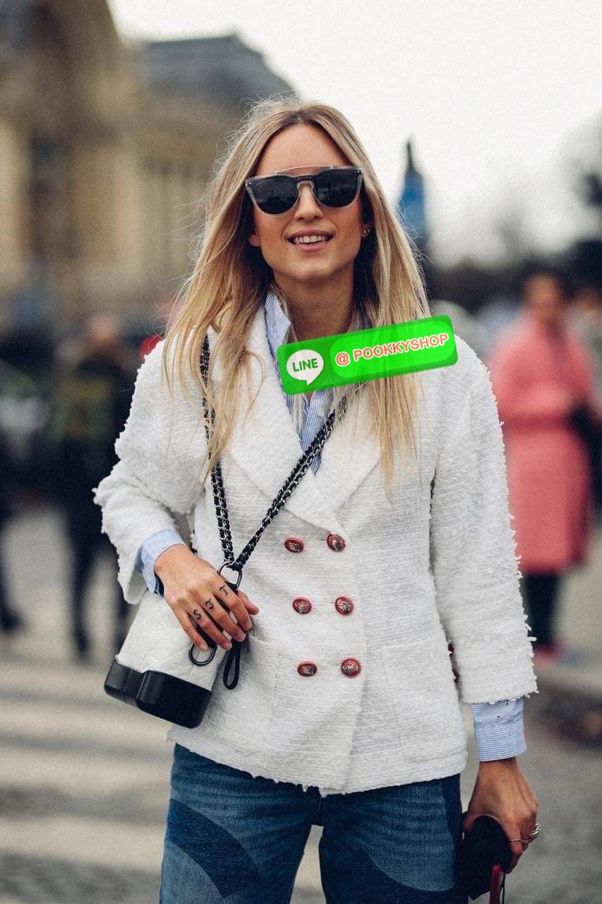 RESTOCK!! LIMITED SHOULDER BAG พรีเมี่ยมกิ๊ฟ Chanel ไซส์คลาสสิค กระเป๋าสะพายข้าง/ไหล่ หนังสังเคราะห์ นิ่ม หรู มาพร้อมพวงกุญแจสัญลักษณ์แบรนด์ พิเศษ!! สายคล้อง jumbo font เพิ่มดีเทลความแพง อะไหล่พร้อมโซ่สะพายสีทองสลับสีเงินรมดำ สามารถสะพาย crossbody หรือสะพ