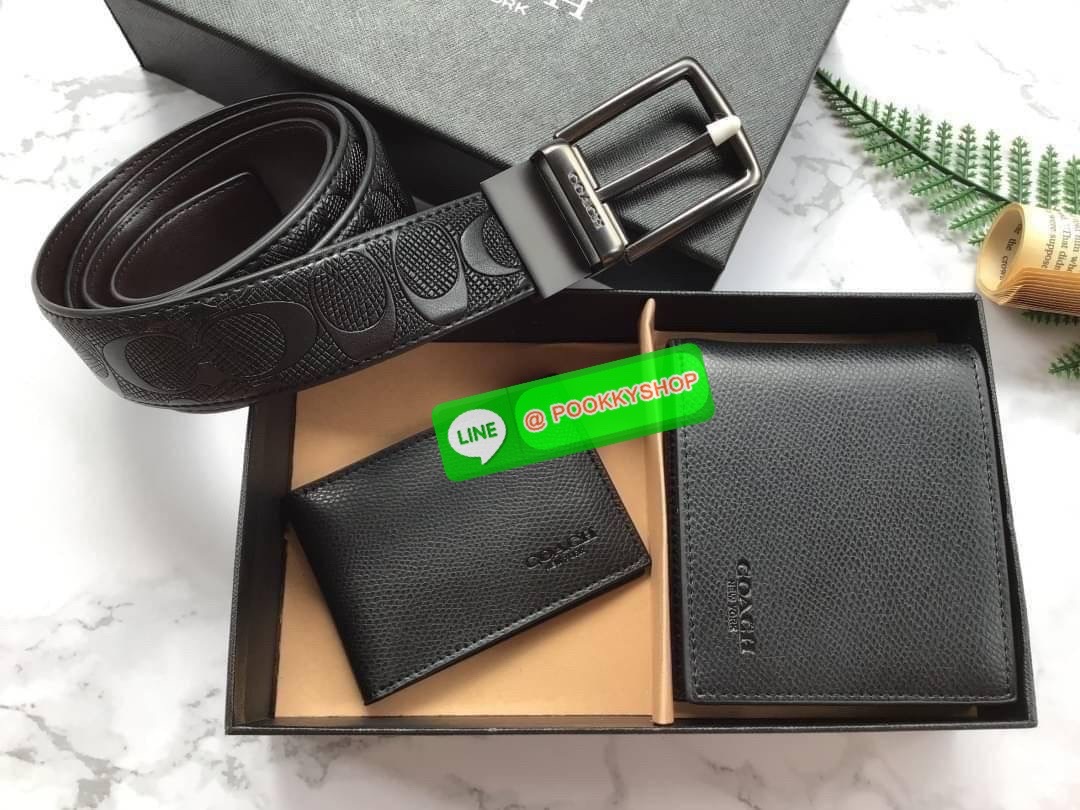 COACH Short Wallet with Belt Set Signature เซทสุดคุ้มค่ะได้ทั้งเข็มขัดและกระเป๋าสตางค์แบบพับ 2 ตอนมีช่องใส่รูปใส่บัตรใส่ธนบัตรแยกเป็นสัดส่วนเหมือนกระเป๋าสตางค์ใบยาวคุณภาพดีตามแบบฉบับของแบรนด์ มาในกล่องแบรนด์สามารถมอบเป็นของขวัญได้ ไอเท็ม Must Have ใครไม่ท