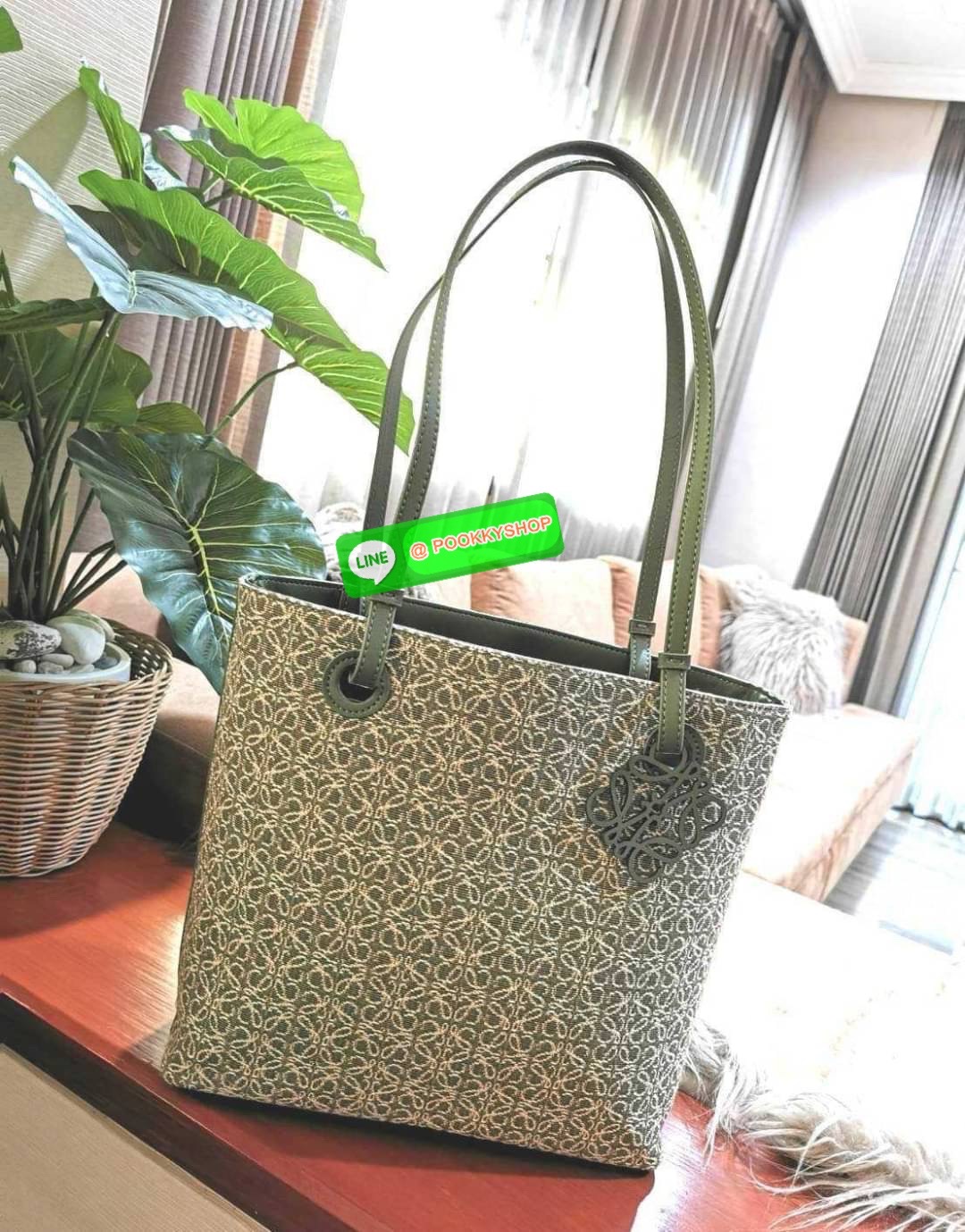 ✴️NEW ARRIVAL!✴️LOEWE ANAGRAM TOTE BAG VIP GIFT WITH PURCHASE GWP พรีเมี่ยมกิ๊ฟ Limited จาก LOEWE PERFUME DUTYFREE ไอเท็มใหม่! ดีไซน์สวยคงเอกลักษณ์ด้วยวัสดุ Anagram Canvas Jacquard Fabric ผสมผสานหนังแท้ Calfskin ลงตัวสุดคลาสสิค ขนาดกำลังดี น