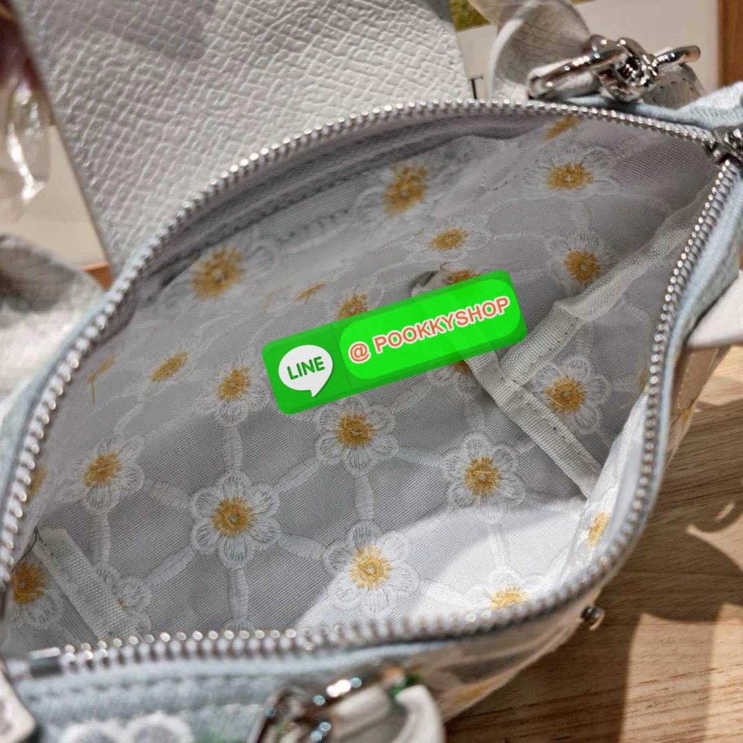 Longchamp le pliage collection XS handbag 🔆 Details น่ารักสดใสรับซัทเมอร์ กับกระเป๋าถือไซส์มินิ ขนาดเล็กพกพาสะดวก โดดเด่นด้วยลวดลายปักบนผ้าโทนสีพาสเทล รูปแบบและสไตล์เป็นเอกลักษณ์ เปิด-ปิดง่ายด้วยซิป มีหูจับถือในตัว และสายสะพายข้างปรับได้ ภายในเป็น