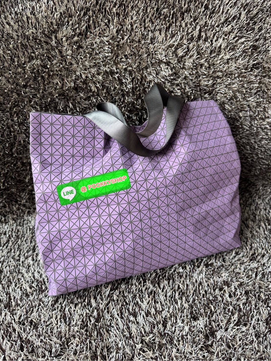 Baobao Issey Miyake Cart geometric L tote bag รูปทรงที่สร้างขึ้นโดยบังเอิญ' เสื้อผ้าที่มีโครงสร้างและได้รับการออกแบบทางวิศวกรรมอันเป็นเอกลักษณ์ของแบรนด์ ส่งต่อไปยังเครื่องประดับที่น่าประทับใจและไร้กาลเวลาเหล่านี้ กระเป๋าโท้ต Cart ประดิษฐ์ขึ้นจากการตั