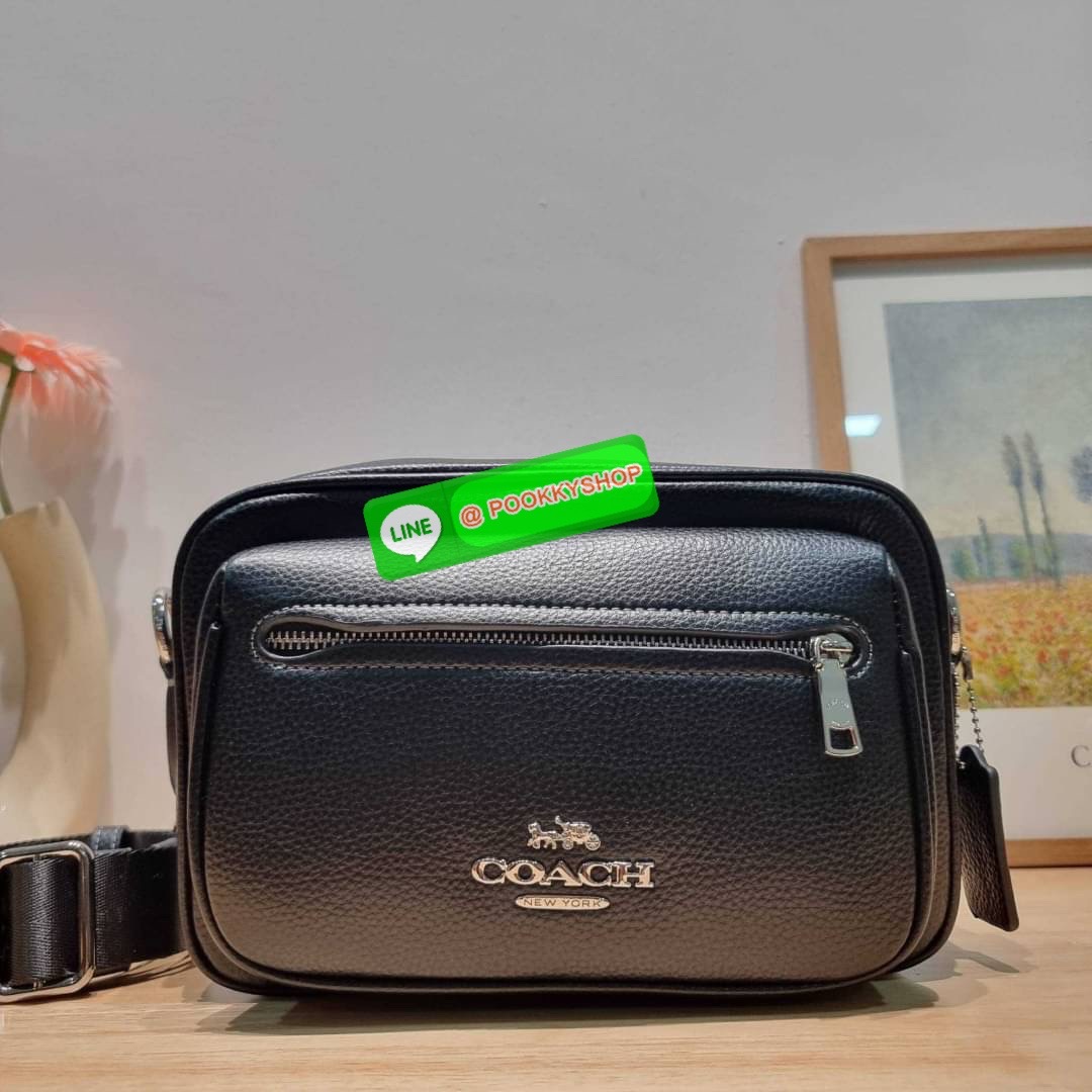 🔆 Model COACH CJ510 ELIAS CROSSBODY IN SIGNATURE CANVAS 🔆 Details ใหม่ล่าสุด กับไอเท็มสุดชิค กระเป๋าครอสบอดี้ทรงคลาสสิค ดีไซน์รูปแบบใหม่ ใช้งานง่ายและสะดวก ด้านหน้ามีช่องซิป ด้านหลังมีช่องแยกให้ เปิด-ปิดด้วยซิป ภายในเป็นช่องโล่ง มีช่องซิปแ