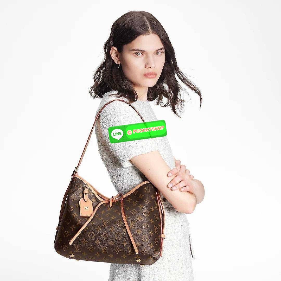 LV CARRYALL BAG ใหม่ล่าสุด รุ่นลิมิเต็ดที่สาวๆตามหา จากเคาน์เตอร์ dutyfree กระเป๋าสะพายไหล่ทรงสวย ดีไซน์เรียบง่ายคลาสสิค หรู ดูผู้ดี รูปทรงใช้งานง่าย มาพร้อมใบลูก ไว้เก็บของจุกจิก วัสดุหนังแคนวาส ปากกระเป๋ามีสายหนังผูกกันของหล่นได้และยังมีกระดุมแม่เหล็กอี
