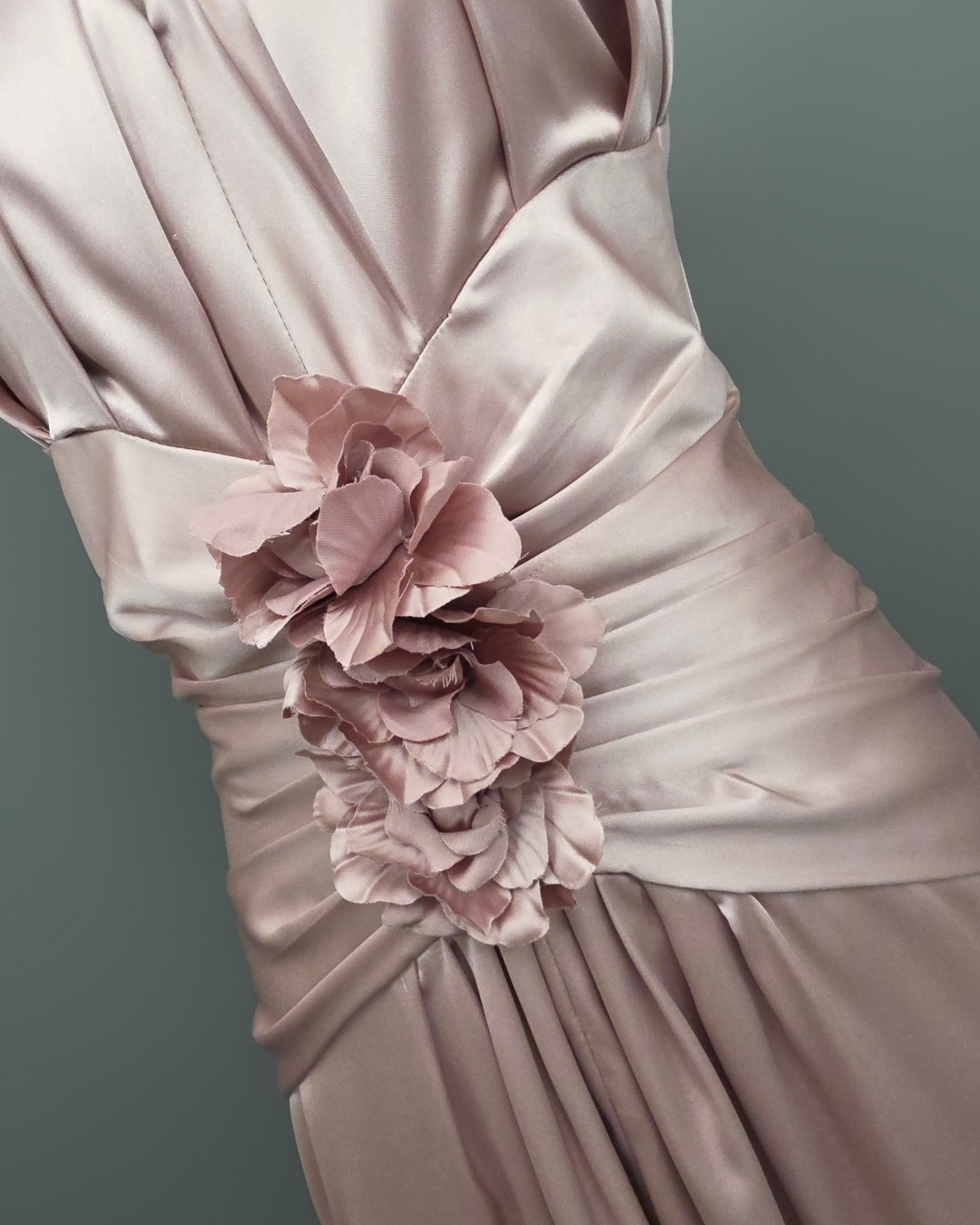 แม็กซี่เดรสเสื้อคอกลมแขนกุด กระโปรงผ่าหน้าขา