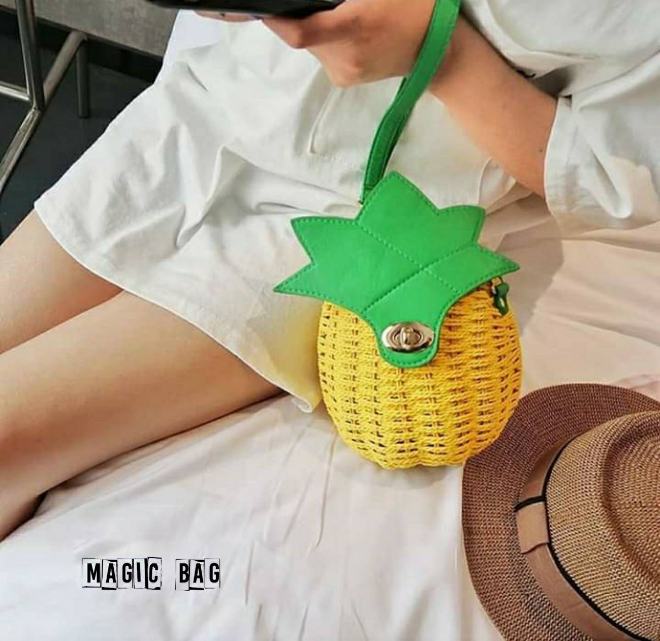 กระเป๋าสานสัปปะรดหนังนิ่ม มีสาย pu สะพายไหล่และคล้องแขน สีสันสดใสดีไซน์น่ารักมาก ใส่โทรศัพท์กระเป๋าสตางค์ของใช้จุกจิก น่ารักไม่เหมือนใครแน่นอนค่ะ