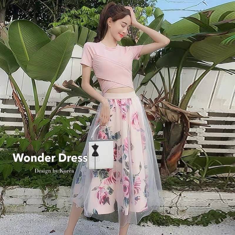 KOREA DESIGN BY WONDER DRESS เซทเสื้อกับกระโปรงงานน่ารักมากค่ะดีเทลเสื้อคอกลมสีชมพูเนื้อผ้าคอตตอนนิ่มๆสวมใส่สะบายแต่งดีเทลด้วยการแต่งไขว่ด้านหน้าไปผูกเป็นโบว์หลังจับคู่มากับกระโปรงลายดอกกุหลุบโทนสีชมพูครีมกระโปรงเป็นเอวยางยืดและเย็บทับด้วยผ้ามุ้งสีชมพู สว