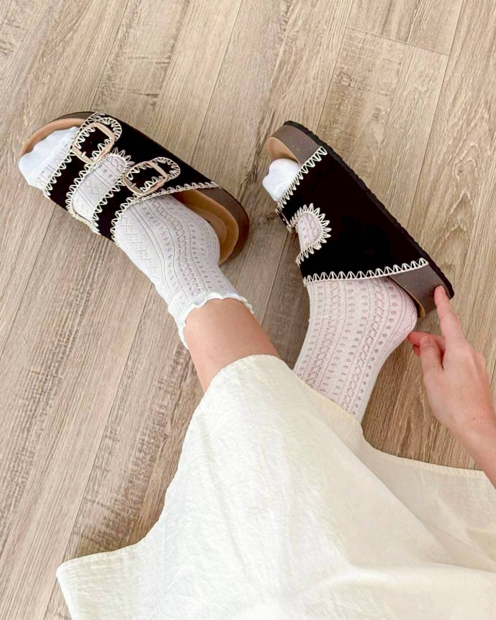 แบบมาใหม่ รองเท้าทรงไบเก้น ส้นหนา 1.5 นิ้ว เย็บตกแต่งลาย งานแฮนด์เมดช่างไทย พื้นเสริมฟองน้ำตรงส้นเท้า ใส่สบาย เข็มขัดปรับระดับเข้าออกได้ เป็นงานส้น PVC แต่งลายไม้ โดนน้ำได้ ไม่เหม็นอับ น้ำหนักเบา