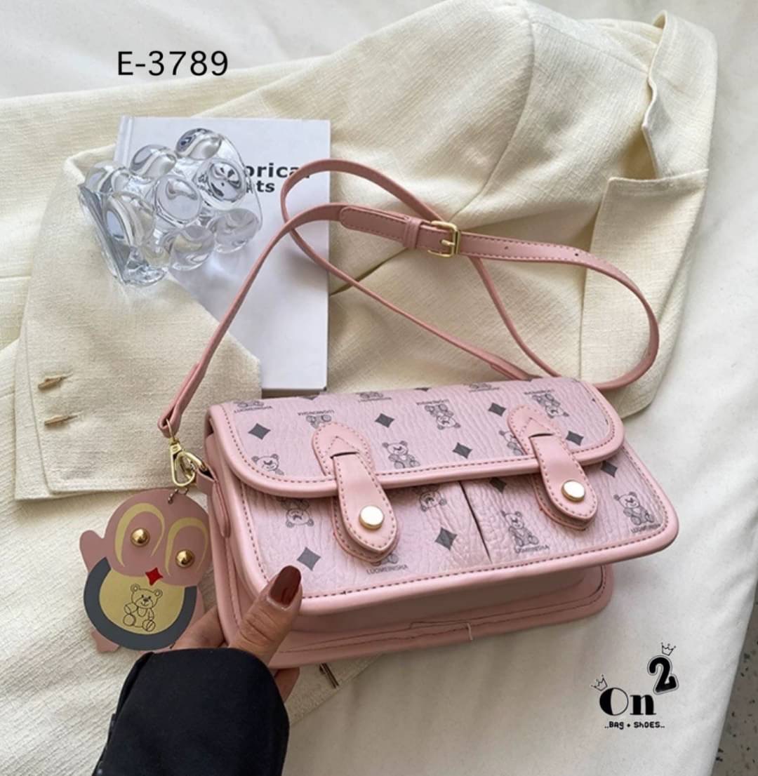 กระเป๋าสะพายข้างทรงแมสเซนเจอร์ เปิดหน้าอะไหล่ทอง มาพร้อมพวงกุญแจ+สายสะพายยาว พร้อมส่ง 3สีค่ะ