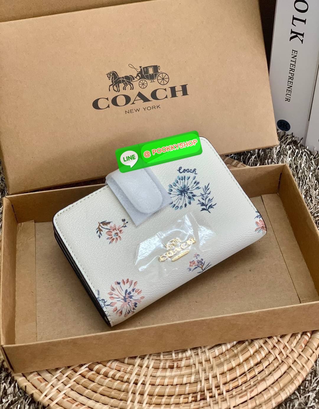 COACH MEDIUM CORNER ZIP WALLET WITH DANDELION FLORAL PRINT ((2855)) พร้อมส่งความสวย แถมความหมายดีด้วยค่ะ! กระเป๋าเงินใบกลาง ลายดอก Dandeloin ทั้งใบสวยงามมากๆนะคะ มีช่องใส่ธนบัตรหนึ่งช่อง;ช่องใส่บัตรได้ถึง10ช่อง;และช่องซิปสำหรับใส่เหรียญอีกหนึ่งช่องค่ะ &#x