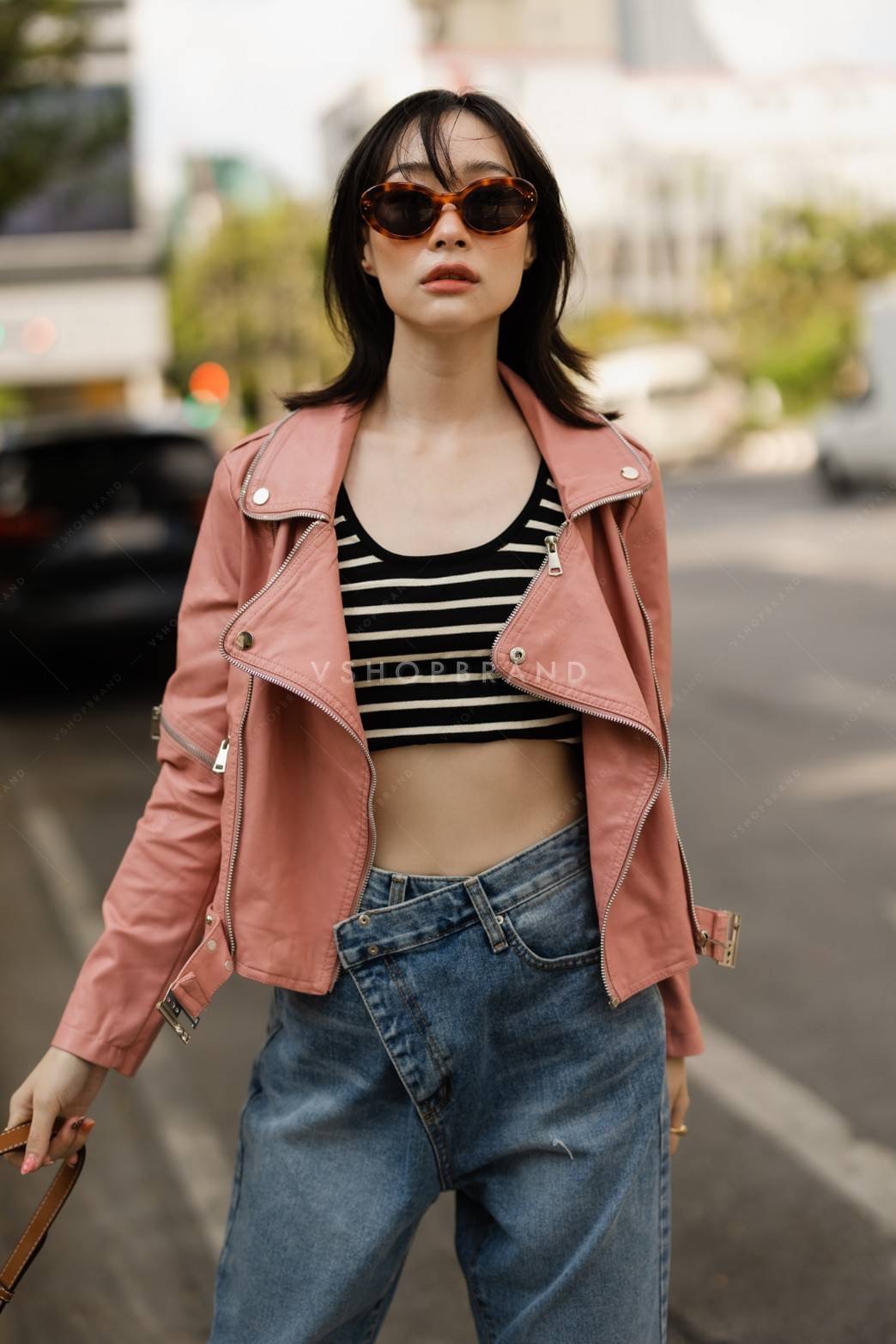 แจ็คเก็ตหนัง pvc เนื้อดีนิ่มๆใส่สบาย แต่งดีเทลสุดชิคด้วย ซิปแขนข้าง พร้อมเชือกคาดเอวล่าง ให้ลุคสาว swag มากๆเลยค่ะ