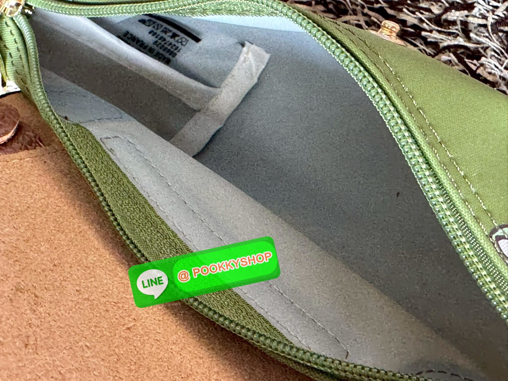 LONGCHAMP LE PLIAGE ORIGINAL X Labubu Pouch with handle เป็นการร่วมงานกัระหว่างแบรนด์ และยังกระเป๋าถือขนาดมินิทรงpouch ที่ด้านหน้ามีลวดลายน้องลาบูบู้ในแบบต่างๆ เปิดปิดระบบสองชั้น ได้ว่าของด้านในมีความปลอดภัย เหมาะอย่างยิ่งสำหรับสาวๆที่ชอบกระเป๋าขนาดมินิไซ