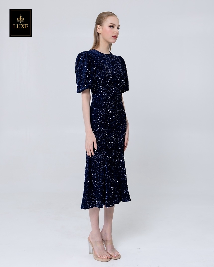 เดรสเสื้อคอกลม แขนสั้นปลายแขนพอง ชายกระโปรงบานเล็กน้อย