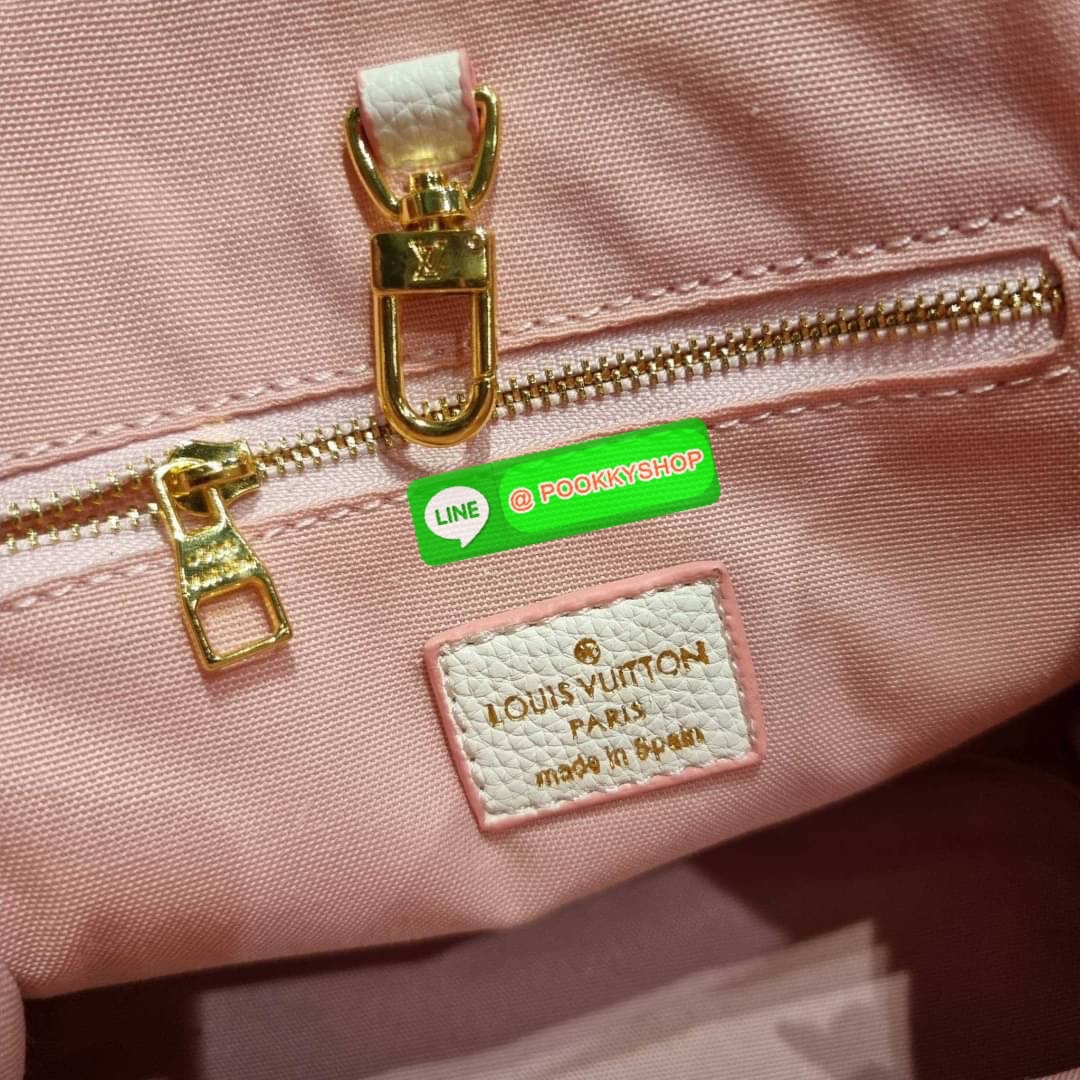 New arrival!! LV crossbody tote bag ดีไซน์ใหม่ น่ารัก ละมุน น่าใช้มาก จากเคาน์เตอร์ dutyfree กระเป๋าทรงโท้ทที่ใครเห็นต้องเป็นคลั่งรัก ดีไซน์คลาสสิค ผู้ดี หรูหรา โทนสีใช้งานง่าย ทุกสไตล์ วัสดุหนัง pepble มาพร้อมหูจับในตัว คล้องแขนก็ดูแพง หรือจะเกี่ยวสายครอ