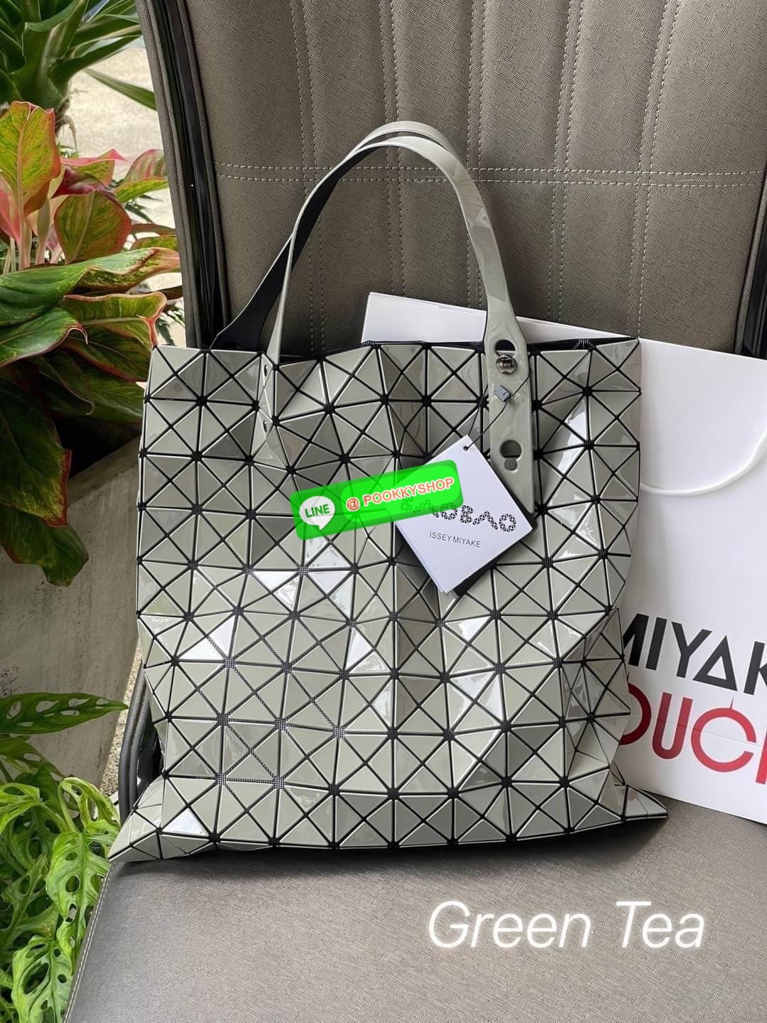 💕 Baobao Issey Miyake Prism Frost ToTe Bag ซีรีส์ที่มีความแวววาวนุ่มนวลและมีลวดลายคล้ายเกรนของผ้าเพื่อสร้างลุคที่มีเท็กซ์เจอร์ กระเป๋าโท้ตที่มีให้เลือกอย่างหลากสี มีกระเป๋าซิปด้านในที่สามารถเก็บของมีค่าได้อย่างปลอดภัย เช่น บัตรโดยสารประจำและกุญแจ