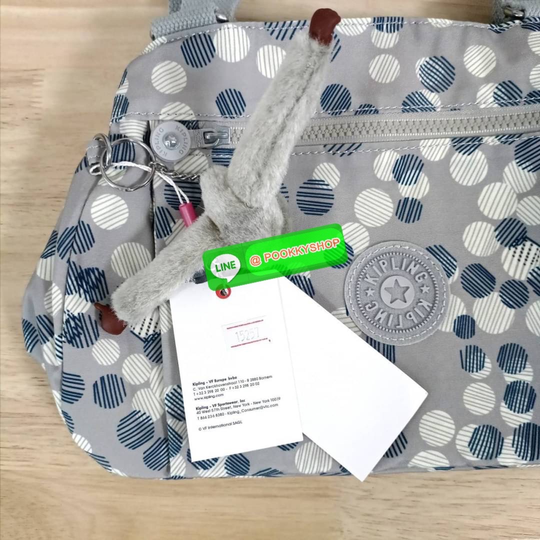 KIPLING ELISE HANDBAG กระเป๋าถือและสะพายไหล่ วัสดุ Nylon +Polyester ขนาดกำลังพอดี จุของได้มาก มีหูจับสองสาย ถือสะดวก น้ำหนักเบา มีช่องซิป ด้านหน้า ช่อง กระเป๋าหลักเปิด-ปิดด้วยซิป มี3 ช่องว่างใส่ของได้จุมากๆ ใส่มือถือได้ กระเป๋าสตางค์ใบยาว และ เครื่องสำอาง