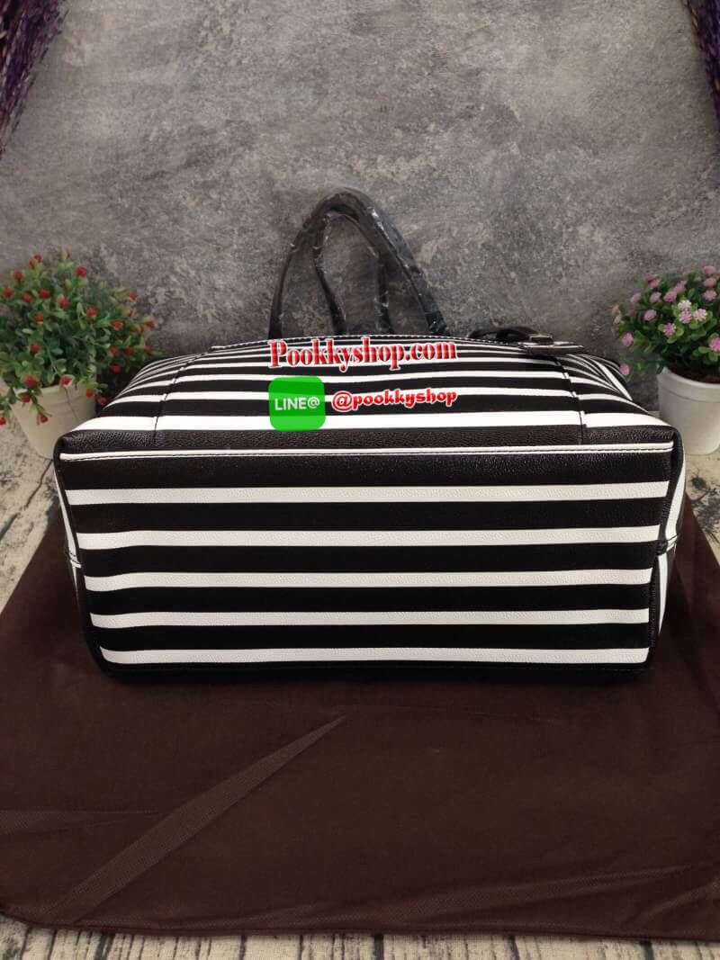 พร้อมส่งรุ่นหายาก! KATE SPADE HYDE LANE STRIPED RILEY LEATHER TOTE BAG กระเป๋าสะพายทรง Tote Bag หนังสวยอยู่ทรงโดดเด่นที่สีทูโทนลายทางห้อยโลโก้TAGที่หูกระเป๋า ด้านหน้าประดับโลโก้ มี1ช่องใส่ของ ภายในมีช่องซิป และช่องใส่มือถือ กว้างและจุ ใส่ ipad notebook เอ