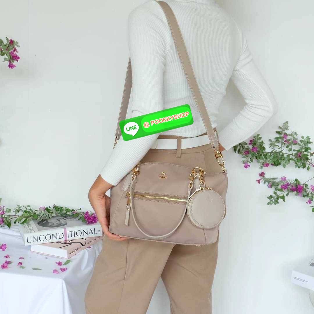 รุ่น KANNY with zipper รุ่นนี้พัฒนาต่อยอดมาจากรุ่น KANNY คอลเลคชั่นเดิมที่เป็นหนึ่งรุ่นที่ขายดีของทางแบรนด์เพราะเป็นกระเป๋าที่ฟังชั่นตอบโจทย์การใช้งานมากที่สุด 📍ตัวกระเป๋าน้ำหนักเบามาก 📍ทำจากไนล่อนนาโนกันน้ำ 📍ทำช่องแบ่งเก็บด้านใน ใ