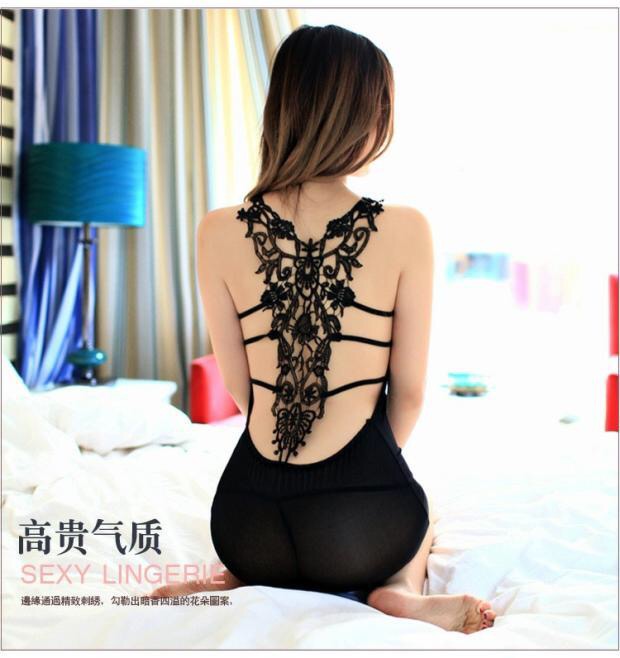 ชุดนอน ชุดเซ็กซี่ เข้ารูปสีดำ ผ้ายืด สายเดี่ยว เปิดหลังไสตล์หรูหรา เพิ่่มความเซ็กซี่ด้วยแถบลูกไม้ เกรดเอ ด้านหลัง แบบเก๋และเย้ายวนใจ