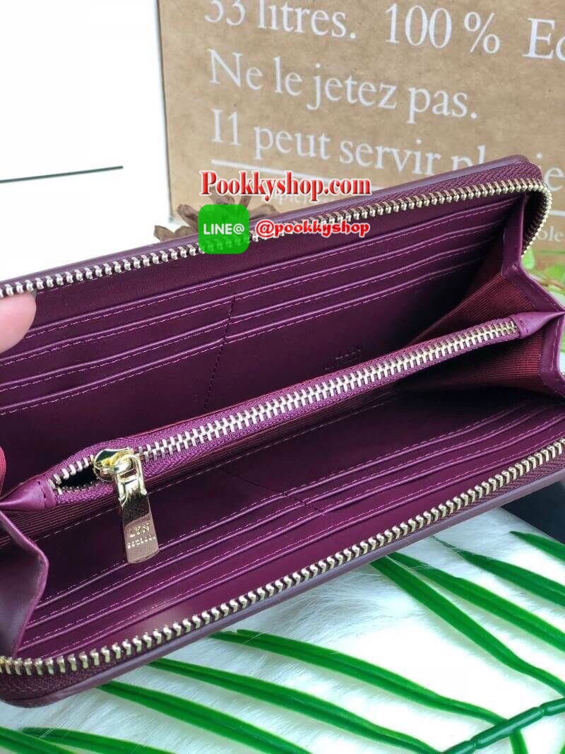 LYN LONG WALLET กระเป๋าใบยาวซิปรอบ ด้านหน้าปั๊มโลโก้แบรนด์ มีช่องซิปซ่อนด้านหน้าสามารถใส่เหรียญได้ เปิดปิดด้วยซิปรอบ ด้านในมีช่องใส่ธนบัตรตามยาว 2 ช่อง ช่องซิปใส่เหรียญและช่องการ์ด ทรงสวย รุ่นนี้สวยเก๋มากๆ สาวต้องมีซักใบค่า *มีถุงผ้า, ป้ายแทคราคา*
