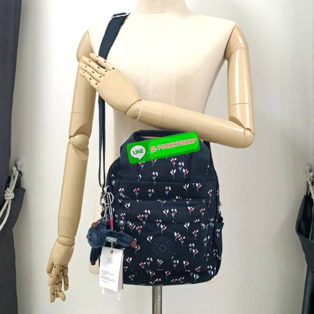 KIPLING 3 WAYS MINI BACKPACK ซับในลายตาราง กระเป๋าสะพาย 3 Ways รุ่นใหม่ วัสดุ Nylon & Polyester 100% หูหิ้วหนังปั๊มชื่อแบรนด์ สายสะพายยาวเลื่อนปรับได้ free size และ สามารถถอดได้ สามารถถือหรือสะพายได้ จะสะพายไหล่ สะพายเฉียง Crossbody หรือจะคล้องสายเป็นเป้ส