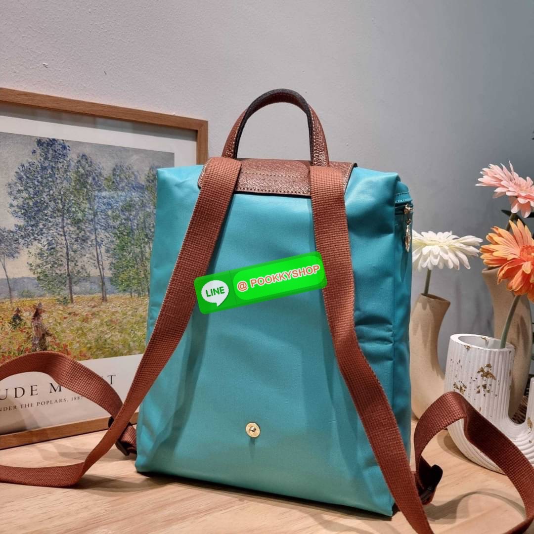 Longchamp le pliage original backpack 🔆 Details สวยคลาสสิคต้องไม่พลาด กับกระเป๋าสะพายทรงเป้ ขนาดกำลังดี น้ำหนักเบา ดีไซน์เรียบง่าย แต่ดูแพง ปากกระเป๋าออกแบบให้มีฝาปิดและซิปแน่นหนา สายสะพายสามารถปรับใช้ตามชอบ ภายในโล่งกว้าง จุของได้สบายๆ พกพาไปไหนก