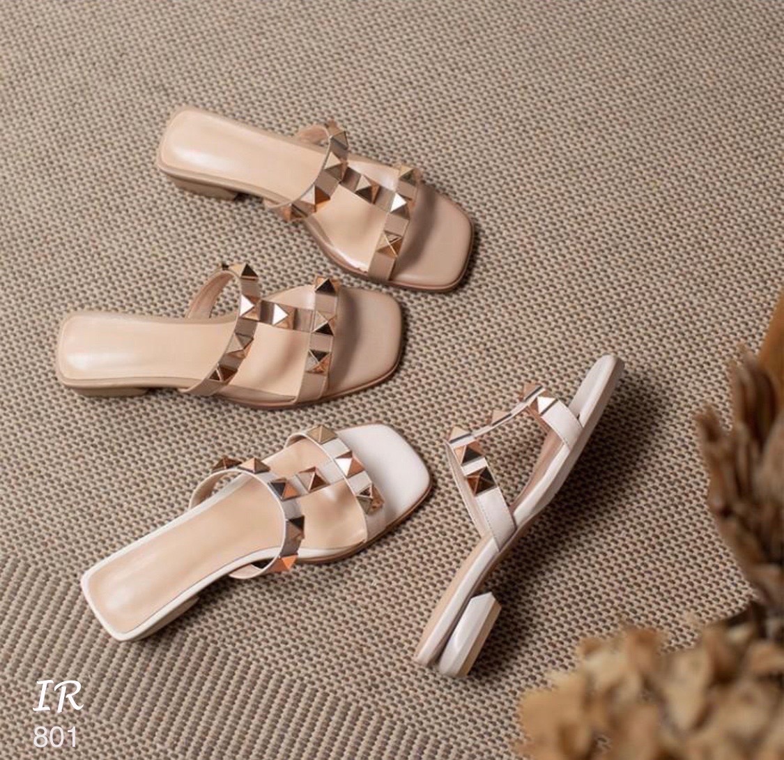 รีพีทแบบขายดีมากจริงๆ!!! พร้อมส่ง นำเข้า แตะ Valentino งานหมุด สวยมากกใส่สวยค้า งานหมุดทองตอกอย่างดี ส้น1 นิ้ว ใส่แล้วลุคดูแพงมากๆนะคะ