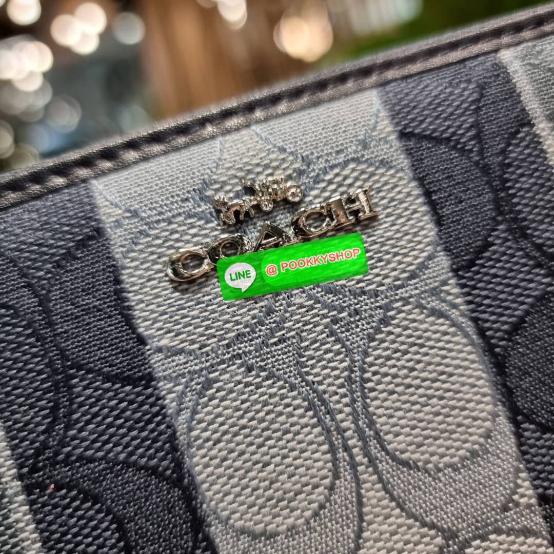 COACH C8313 LONG ZIP AROUND WALLET WITH SIGNATURE JACQUARD WITH STRIPES พร้อมเสิร์ฟความเลิศหรู ใหม่ล่าสุด กระเป๋าสตางค์ใบยาวกึ่งคล้องมือ ดีไซน์ผู้ดี๊ผู้ดี รุ่นขายดี ถือใช้คือขับผิวสุด!! วัสดุผ้า jacquard ลวดลายดูแพง มาพร้อมสายคล้องมือ ถอดออกได้ ภายในใส่บั