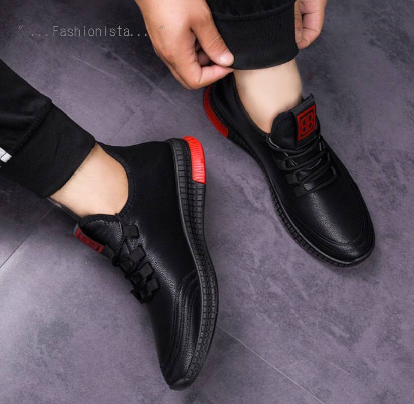 สินค้ามาใหม่ หล่อๆเลยจ้า รองเท้าหนังนิ่มวัสดุเป็นหนัง pu เนื้อนุ่มคุณภาพดี เพิ่มความโดดเด่นด้วยดีไซน์ตัดขอบพื้นและแต่งโลโก้สีแดงลงบนสีดำพื้น สวยสะดุดตามากๆ พื้นผลิตจากยางพาราเดินไม่ลื่น งานเรียบๆแต่ดูดี ทรงกระชับหนังนุ่มไม่บีบกัดเท้าให้รำคาญใจ ใส่สบายเท้า
