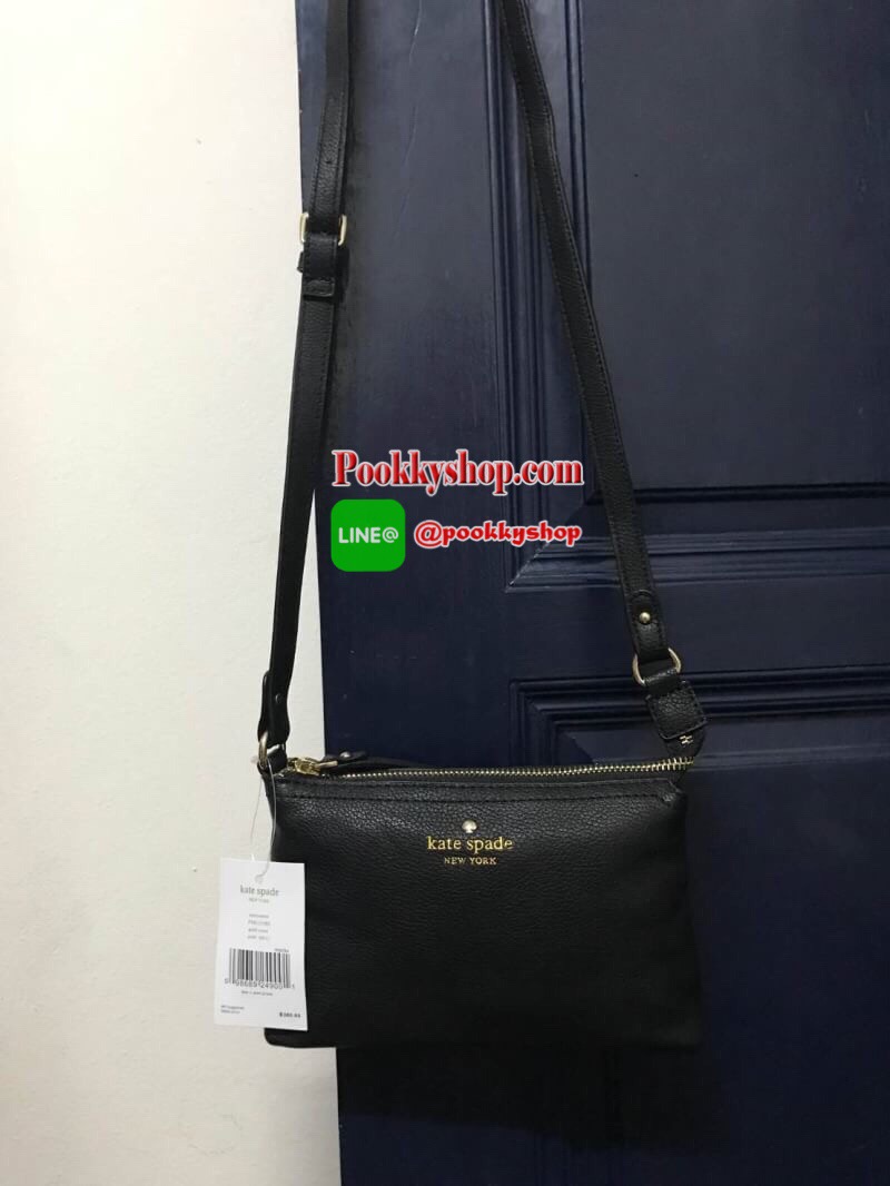 KATE SPADE MINI CROSSBODY BAG กระเป๋าสะพายข้างทรงครอสบอดี้ขนาดมินิ วัสดุหนังPu เปิดปิดด้วยซิปเดียวด้านบน ภายในสกรีนโลโก้แบรนด์ ในช่องใหญ่ยังมี1ช่องซิปเล็ก สามารถใส่ไอโฟนได้ กระเป๋าสตางค์สั้น และของจุกจิก มีความยาวสาย 109cm ปรับความยาวได้ ด้านหน้าปั้มโลโก้