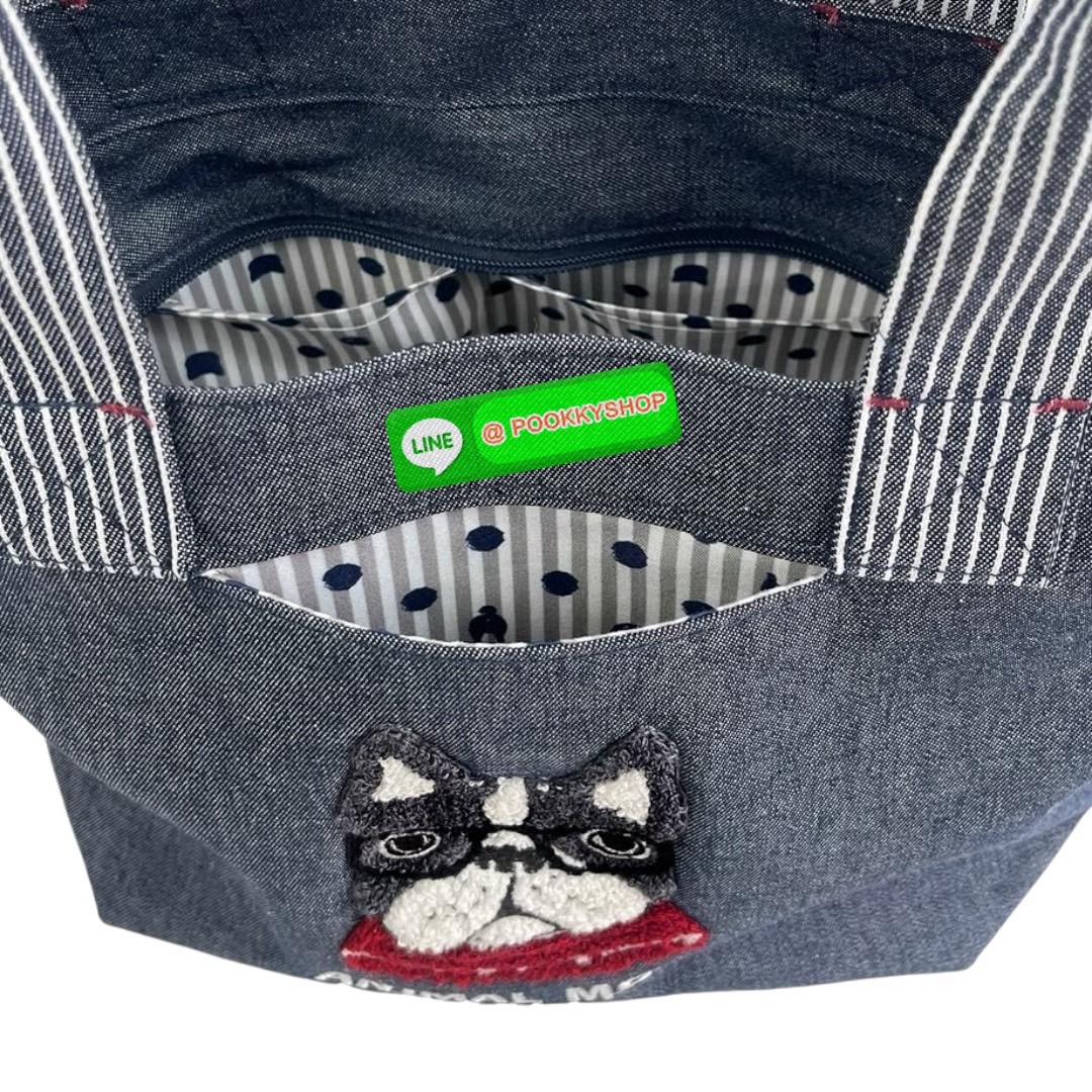 กระเป๋ามินิ Kusuguru Paulo Dyed Denim & Hickory ผ้าย้อมเส้นด้ายนี้มีเนื้อสัมผัสคล้ายผ้าเดนิม ต่างจากผ้าเดนิม ตรงที่ทนทานต่อสีตกและมีน้ำหนักเบา ลายปัก Sagara สามมิติอันโดดเด่นสะดุดตานั้นน่าประทับใจอย่างยิ่ง กระเป๋าใบนี้มีขอบกระเป๋าที่กว้างและขนาดที่ใช้งานง