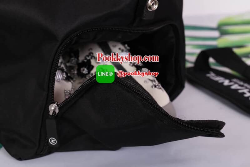 Chanel Authentic VIP Gift Bag Duffle Gym Travel -สินค้าเป็นของแท้ ใหม่ จากเค้าเตอร์เครื่องสำอาง/ น้ำหอมของแบรนด์- Chanel vip gift bag ของแท้ 100% ใช้เป็นกระเป๋าเดินทาง/ไปฟิตเนส ไปยิม หัวซิปปั้มโลโก้ ด้านในเป็นช่องกว้าง และช่องซิป ฐานกระเป๋ามีช่องแยกใต้กระ