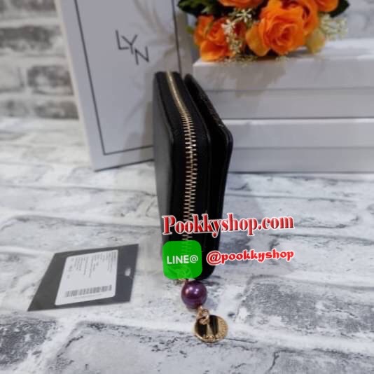 Lyn กระเป๋าสตางค์ใบยาว ด้านหน้าปั๊มโลโก้แบรนด์ แต่งโลหะทอง ด้านในมีช่องใส่บัตรเยอะมาก และมีช่องซิบ ตัวจับซิบแต่งไข่มุกเม็ดโตๆห้อยป้ายโลหะปั๊มโลโก้แบรนด์ด้วยสวยมากเกินหน้ามากค้าาา