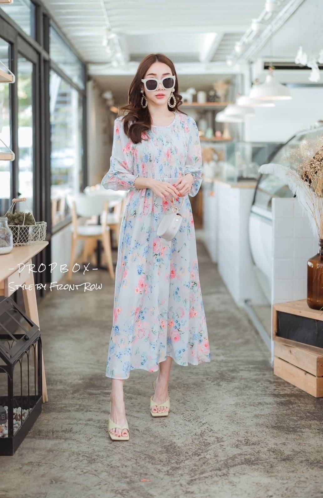 DROPBOX Style by Front Row Sweet Flora On Maxi Dress หวานๆกับเดรสพิมพ์ลายดอกไม่รุ่นนี้ ผ้าใส่สบายมากๆ ทรงปล่อยๆ ช่วงอกด้านหน้าสม๊อกปล่อยชายบาน น่ารักหวานมากๆ