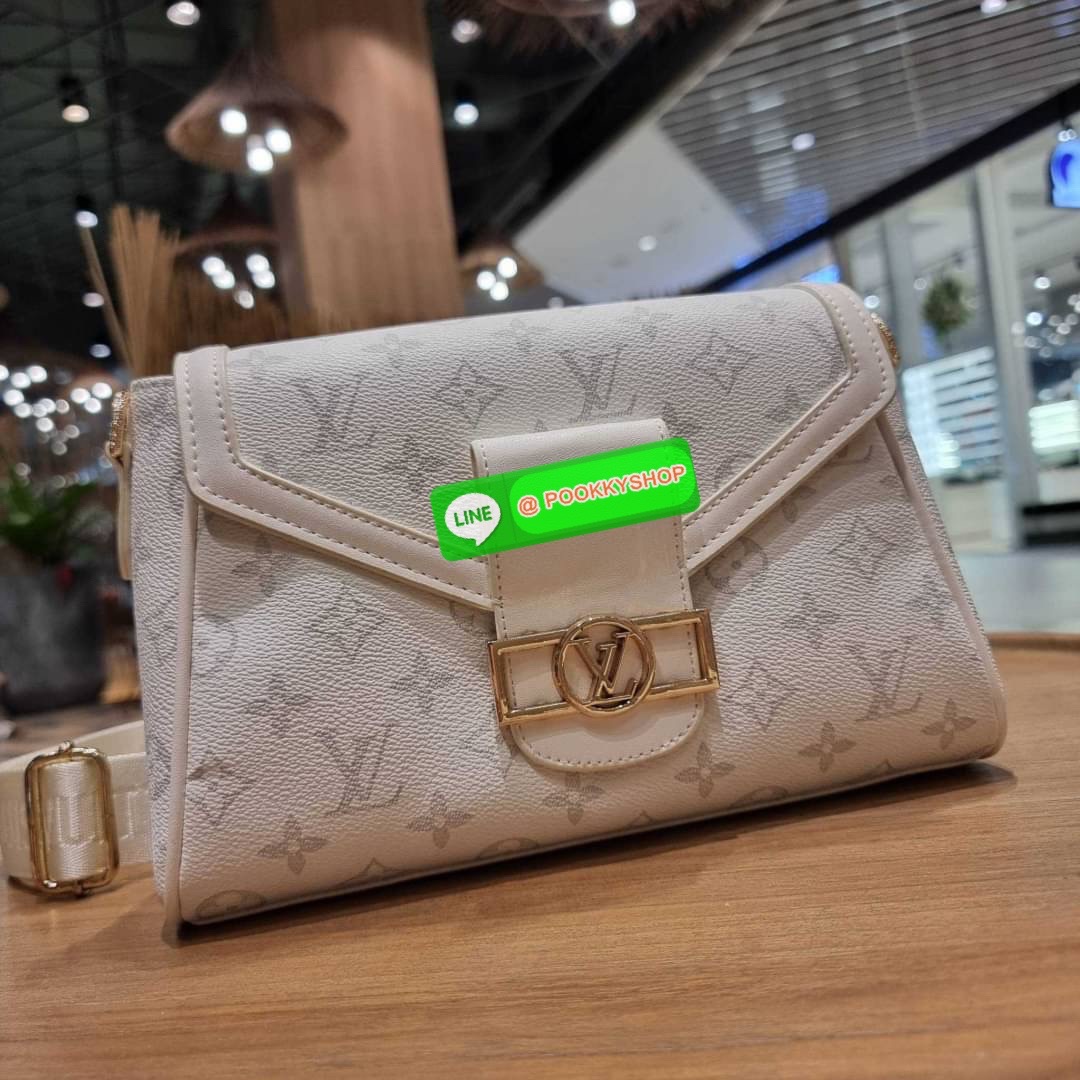 NEW ITEM!! LV CROSSBODY BAG WITH GWP กระเป๋าสะพายข้างพรีเมี่ยมกิ๊ฟ สีสวย คุณหนูสไตล์สุดๆ วัสดุหนังแคนวาส เปิด-ปิดกระเป๋าด้วยกระดุมแม่เหล็ก ภายในเป็นช่องโล่ง มีช่องซิปและช่องแยกให้ ใส่ของใช้สำคัญได้สบายๆ มือถือ พาวเวอร์แบงค์ เครื่องสำอางค์ ของจุกจิกได้หมดจ