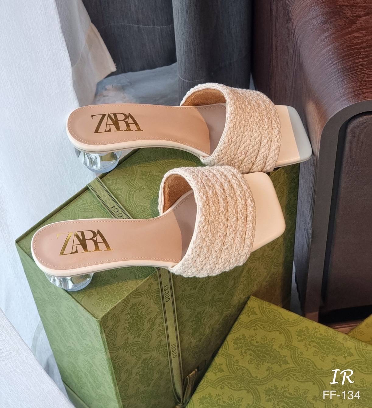 แบบขายดี!!! พร้อมส่ง ตัวแม่ Zara ห้ามพลาด งาน ZARA สวยมากค่ะ ดีไซน์เชือกถักแบบสวม ด้านในรองนวมกำมะหยี่หนานุ่มสบายหน้าเท้า ปั๊มแบรนด์ส้นลูกแก้วสูง 2 นิ้ว ใส่สวยแมทซ์ง่าย ใส่ในลุคประจำวันได้เลยนะค้า