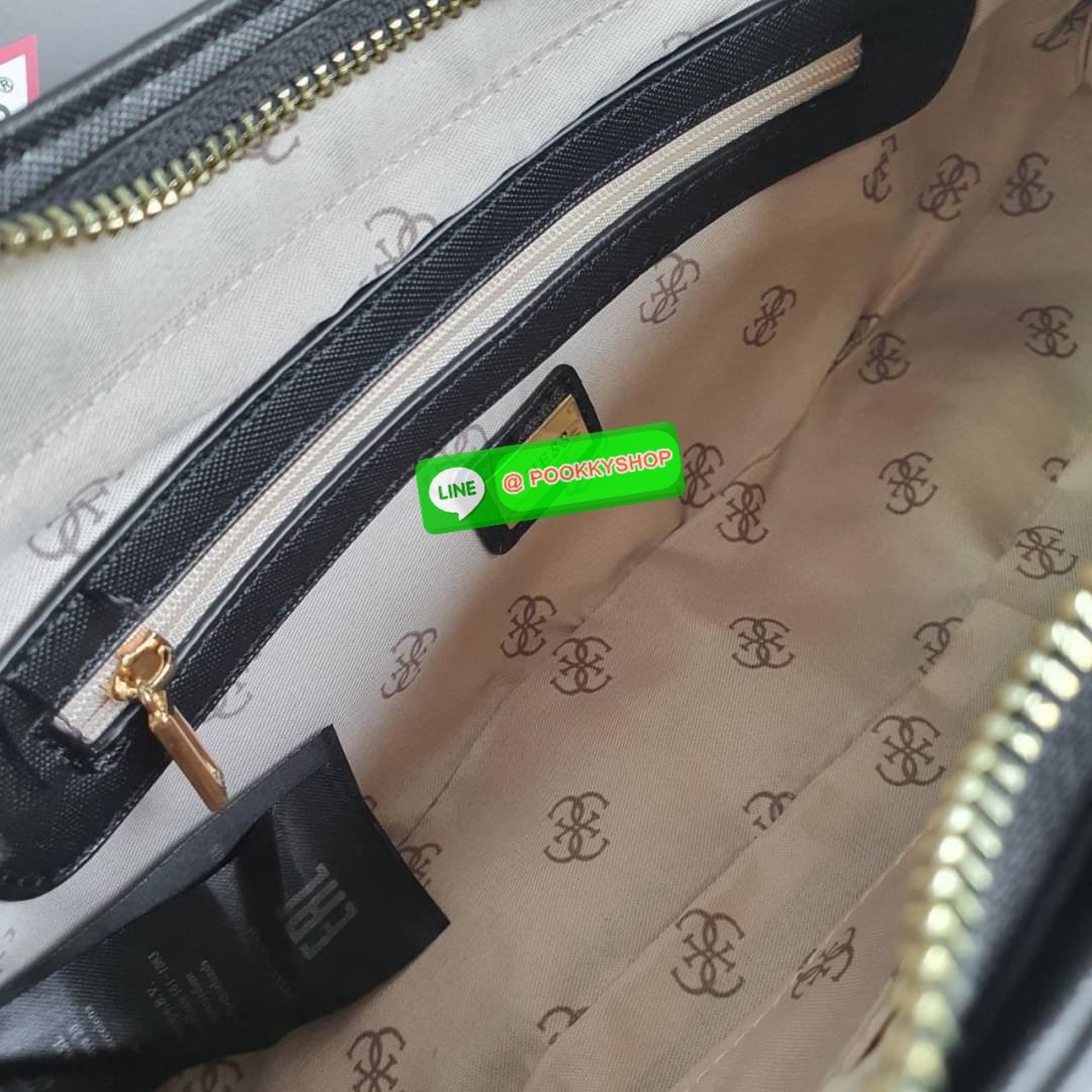 รุ่นใหม่ล่าสุด! GUESS ALEXIE TOP ZIP SHOULDER BAG กระเป๋าทรงยอดฮิต ซื้อ1ได้ถึง2ไอเท็ม วัสดุตัวหนังลาย SAFFIANO สวยหรู เปิดปิดด้วยซิปยาว ด้านในใส่กระเป๋าสตางค์ยาว มือถือได้ทุกรุ่น พร้อมช่องซิปและช่องใส่บัตรแยกให้ เพิ่มความน่ารักด้วย กระเป๋าใส่เหรียญใบเล็กท