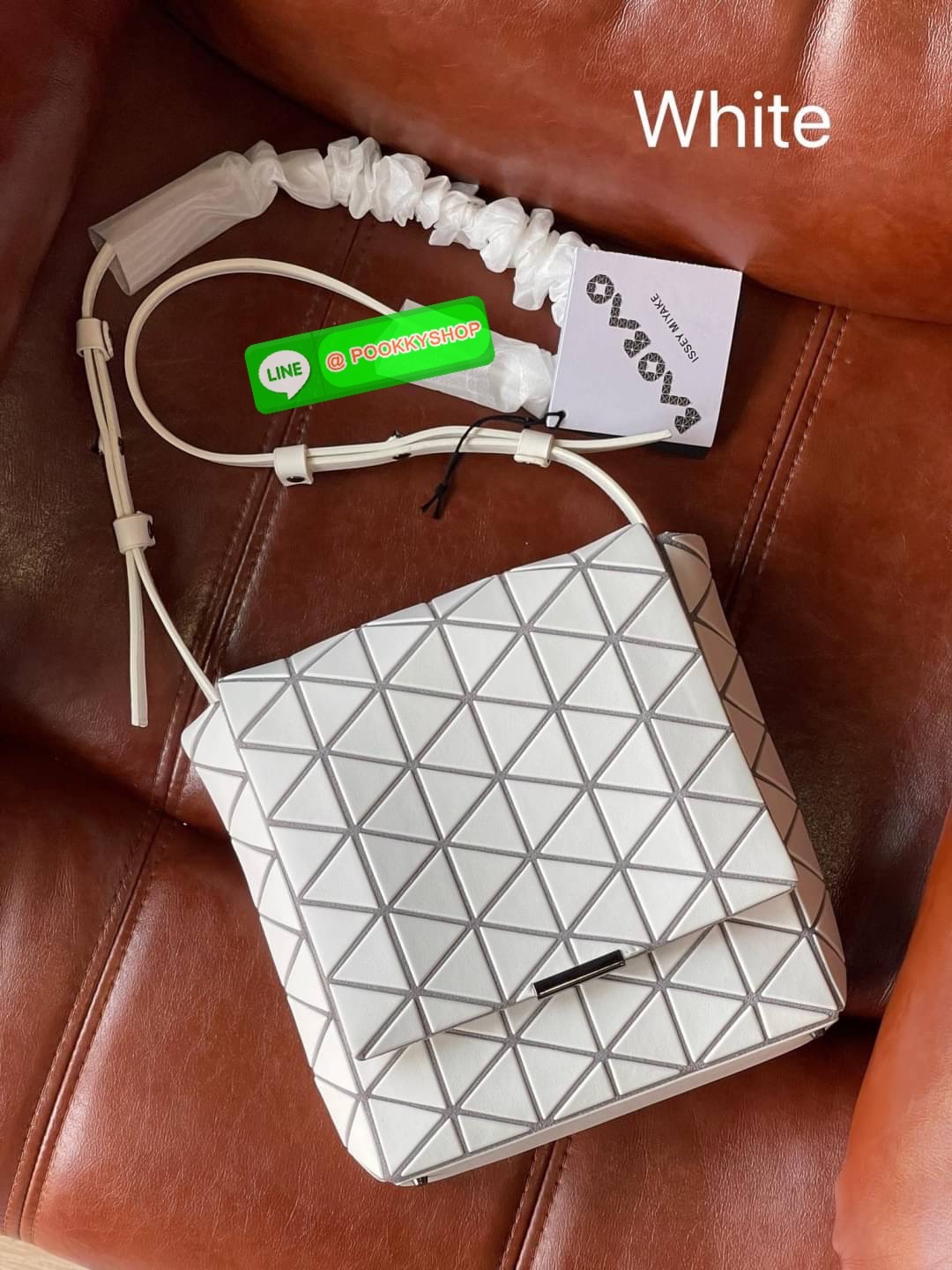 💕Baobao Issey Miyake Off-White Flap Messenger Bag(Large) สำหรับใครที่ต้องการใช้งานแบบเน้นการเคลื่อนไหวที่คล่องตัว แนะนำรุ่นนี้เลยคะ มาพร้อมแผ่นรูปทรงสามเหลี่ยมอันโดดเด่นแฝงไปด้วยความทันสมัยบ่งบอกถึงความเป็นเอกลักษณ์ของแบรนด์ได้เป็นอย่างดี ซึ่งสายส