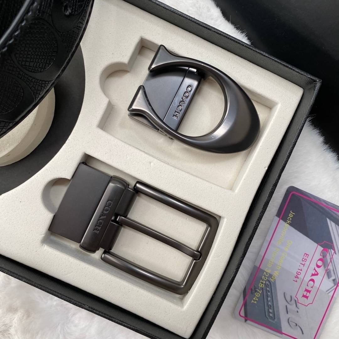 Set เข็มขัด coach 2 หัว ใส่แบบเจาะรูเข็มขัด สายลายC นูนสลับกับด้านเรียบ สลับใช้ได้ 2 ด้าน ทั้งยังสามารถเจาะรูเพิ่มได้ รุ่นนี้มาพร้อมป้ายแท็กแบรนด์ หัวเข็มขัดใส่ได้ง่าย ถอดได้ไม่ยาก ซื้อเป็นของขวัญของฝาก ดูดีมากๆเลยนะคะ