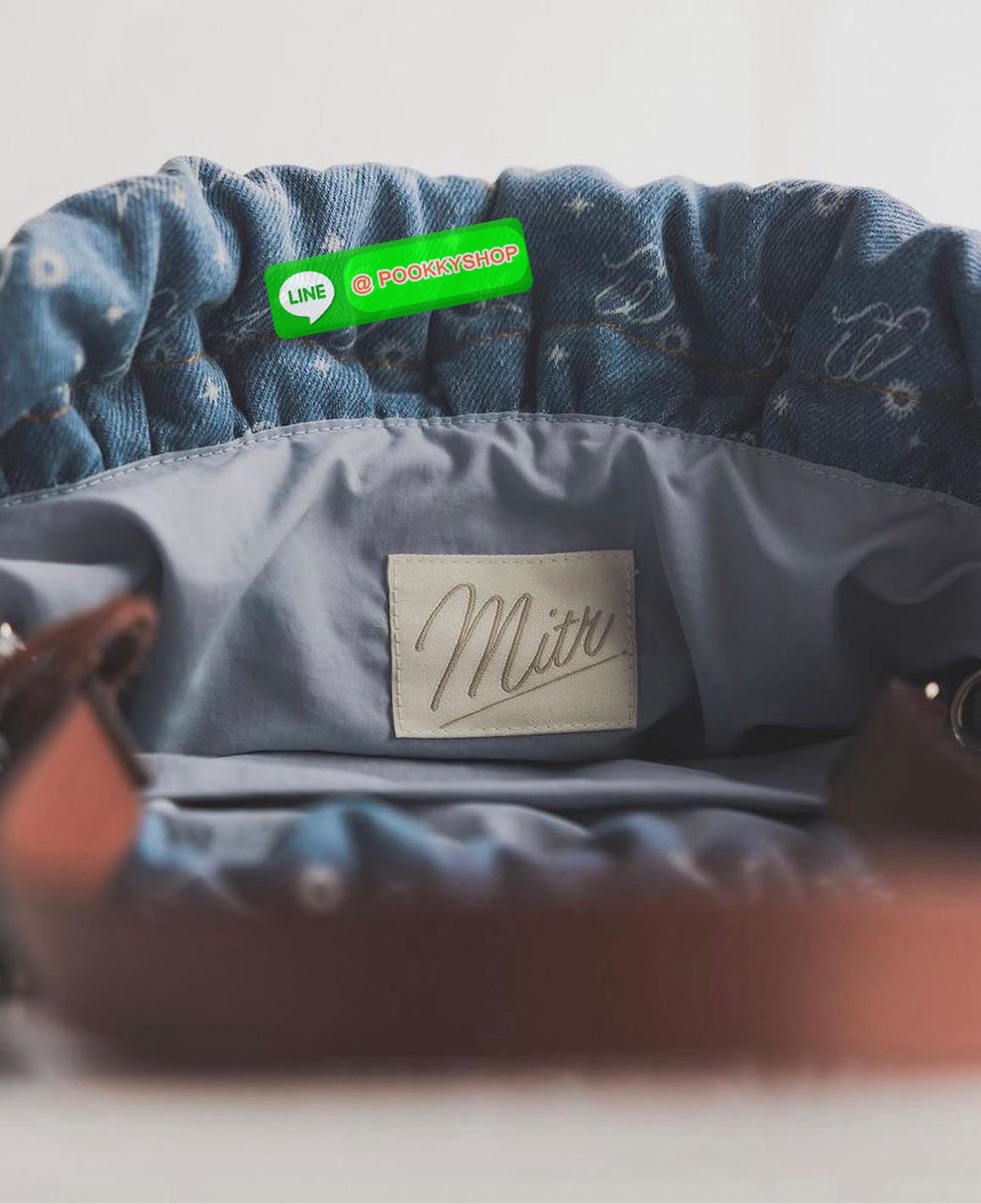 Mitr scrunchy bag 🔖กระเป๋ายีนส์สุดน่ารักเนื้อนุ่มพิมพ์ลาย Monogram ของ Mitr จุของได้เยอะรูปทรงแบบรูดได้ น้ำหนักเบาสุดๆ สะพายเป็น Shoulder Bag หรือถอดสายและถือเป็น Clutch Bag ก็ได้ ดีเทล Charm ห้อยโลหะสีเงิน โดดเด่นสุดๆ