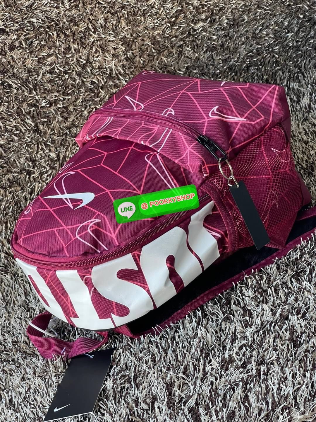 💕NIKE Brasilia Just Do It เตรียมพร้อมก่อนออกเดินทางด้วยกระเป๋าเป้สะพายหลังจาก NIKE รุ่น Brasilia Just Do It ด้วยภายในที่กว้างขวางสำหรับจัดเก็บสัมภาระที่หลากหลายไม่ว่าจะเป็นสมุดหนังสือ ดินสอหรือเครื่องเขียนสำหรับไปโรงเรียนหรือใส่ขวดน้ำเตรียมพร้อมเด