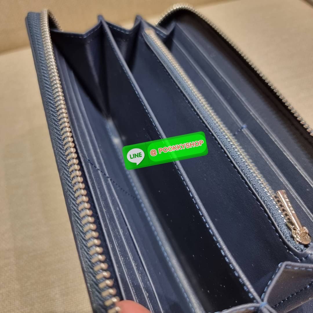 COACH C8313 LONG ZIP AROUND WALLET WITH SIGNATURE JACQUARD WITH STRIPES พร้อมเสิร์ฟความเลิศหรู ใหม่ล่าสุด กระเป๋าสตางค์ใบยาวกึ่งคล้องมือ ดีไซน์ผู้ดี๊ผู้ดี รุ่นขายดี ถือใช้คือขับผิวสุด!! วัสดุผ้า jacquard ลวดลายดูแพง มาพร้อมสายคล้องมือ ถอดออกได้ ภายในใส่บั