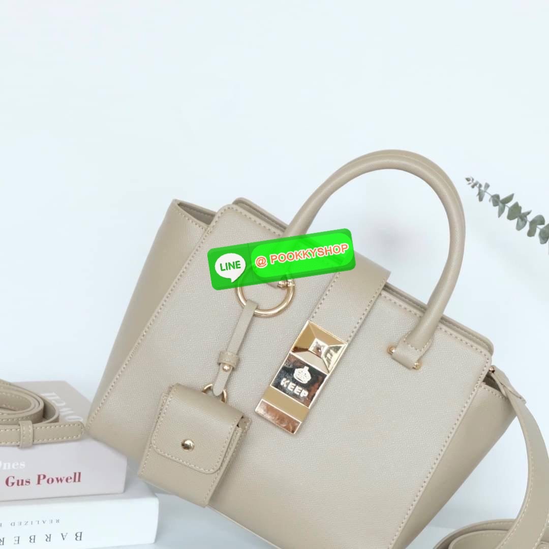 สินค้าเข้าใหม่ กระเป๋า Handbag ฟังชั่นครบที่อยากแนะนำ 👜 KEEP รุ่น ‘ 𝗩𝗔𝗟𝗘𝗡 HANDBAG ‘ **พิเศษ !! รุ่นนี้ตัวกระเป๋าทำจาก หนัง Microfiber ลาย Epsom ที่เป็นพื้นผิวสัมผัสมีลายตารางเล็กน้อย สวยหรู ทนทาน น้ำหนักเบา