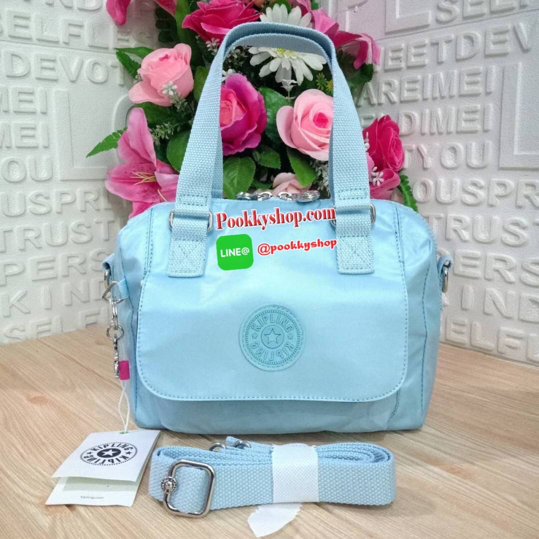 Kipling Brynne handbag & shoulder bag กระเป๋าถือหรือสะพายข้าง รุ่นใหม่จาก Kipling รูปทรงโค้งมนสวย พร้อมสายสะพายแบบคล้องแขนและสายสะพายยาว สามารถใช้งานได้ทั้ง 2 แบบ ด้านหน้ามีช่องใส่ของใช้จุกจิก ด้านในช่องโล่งกว้าง มีซิปข้างและช่องใส่ของแยกอีกฝั่ง เหมาะกับก