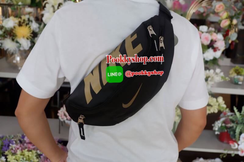 Brand : Nike กระเป๋าคาดเอว สะพายข้างใบใหญ่ เก็บของได้เยอะ ภายนอกมี2 ซิป ภายใน มีซิปเล็กไว้เก็บของ สายสะพายปรับได้ ใส่ได้ทั้งผู้หญิง และ ผู้ชาย