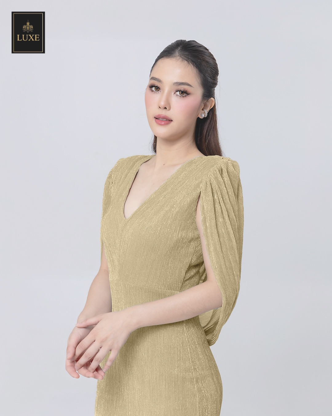 เดรสแฟชั่น เดรสเสื้อวี กระโปรงทรงสอบ มีผ้าคลุมไหล่คอถ่วงด้านหลัง ทำจากผ้าราเม่อัดพลีท