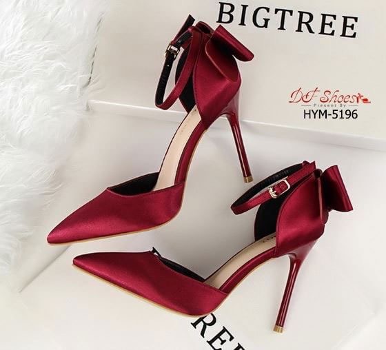 สินค้าพร้อมส่ง รองเท้าส้นสูงหัวแหลมรัดข้อนำเข้า วัสดุหนัง PU บุผ้าซาตินด้านนอก ดีไซน์โบว์ด้านหลัง เรียบหรู งานคุณภาพดีมาก งานจริงเหมือนรูป แมทง่ายกับทุกชุด ใส่ออกงานก็สวยหรูค่ะ