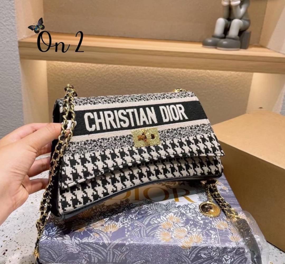 Dior bag กระเป๋าสะพาย Dior ผ้าทอลายดิออ แต่งอะไหล่สีทองสวยมากค่ะ ปั๊มทุกจุด มาพร้อมสายสะพายยาวcross body ได้ค่ะ