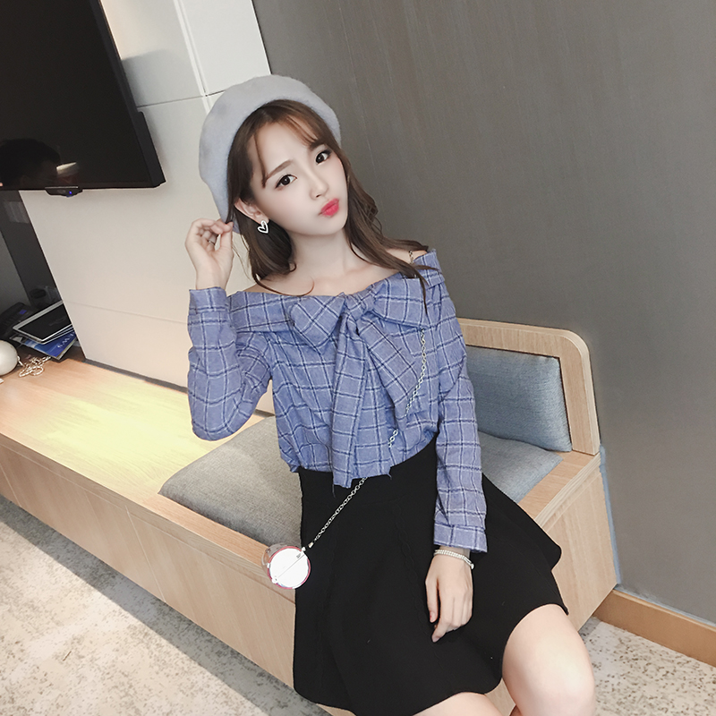 เสื้อแฟชั่น คอปาดผูกโบว์หน้าอก มีกระดุมทั้งตัว สีฟ้าลายสก๊อต
