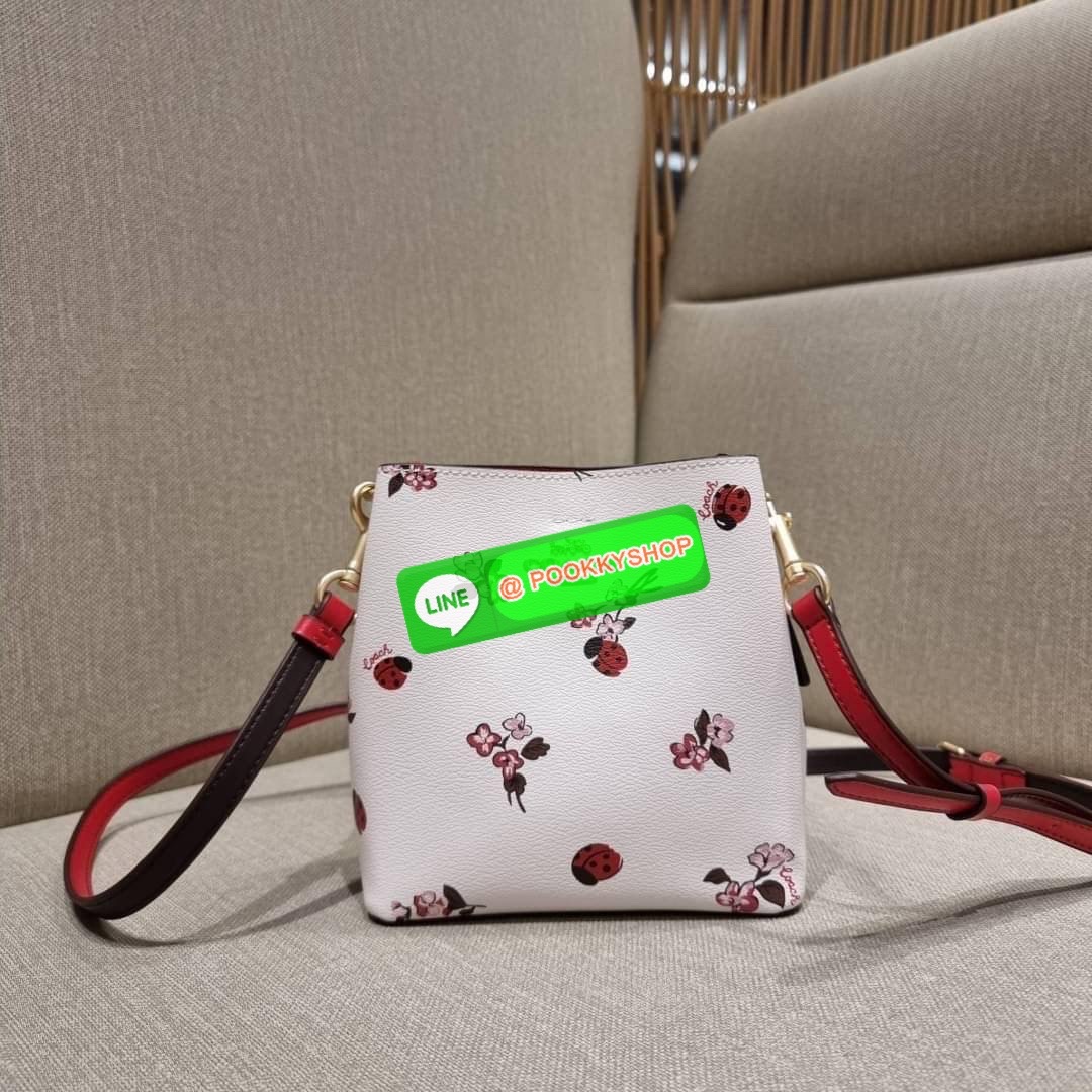COACH 7267 MINI TOWN BUCKET BAG WITH BUFFALO PLAID PRINT คอลเลคชั่นใหม่ล่าสุด!! น้องสาวคนสวยมาแล้วจ้า สีแดงโดดเด่นต้อนรับเทศกาลคริสต์มาส 🎅🎄 กระเป๋าบัคเก็ต ไซส์มินิ ใบจริงน่ารักม้าก!! น่าใช้แบบที่สุด วัสดุหนังแคนวาสเคลือบลาย สวยคม เปิด-ปิดด