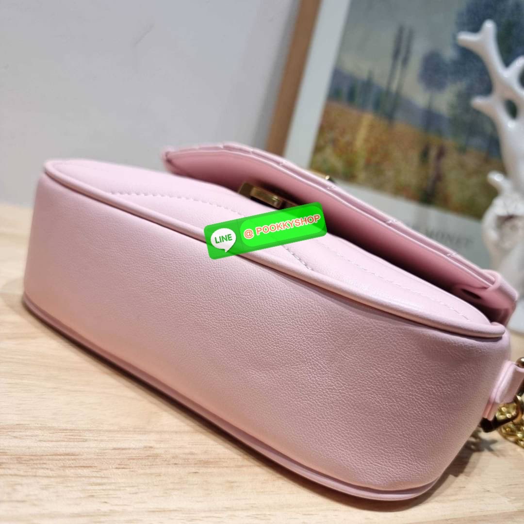 🔆 Model LV new wave pochette multi bag 🔆 Details กระเป๋าสะพายมัลติฟังก์ชั่น พรีเมี่ยมกิ๊ฟสุดหรู คุ้มจาก dutyfree มาพร้อม box set รับรองว่าดีงาม ลูกเล่นคลาสสิคผสานความวินเทจ มีสายสะพายให้ 2 เส้น และกระเป๋าใบลูก เล็กน่ารัก ภายในเป็นช่องโล่ง